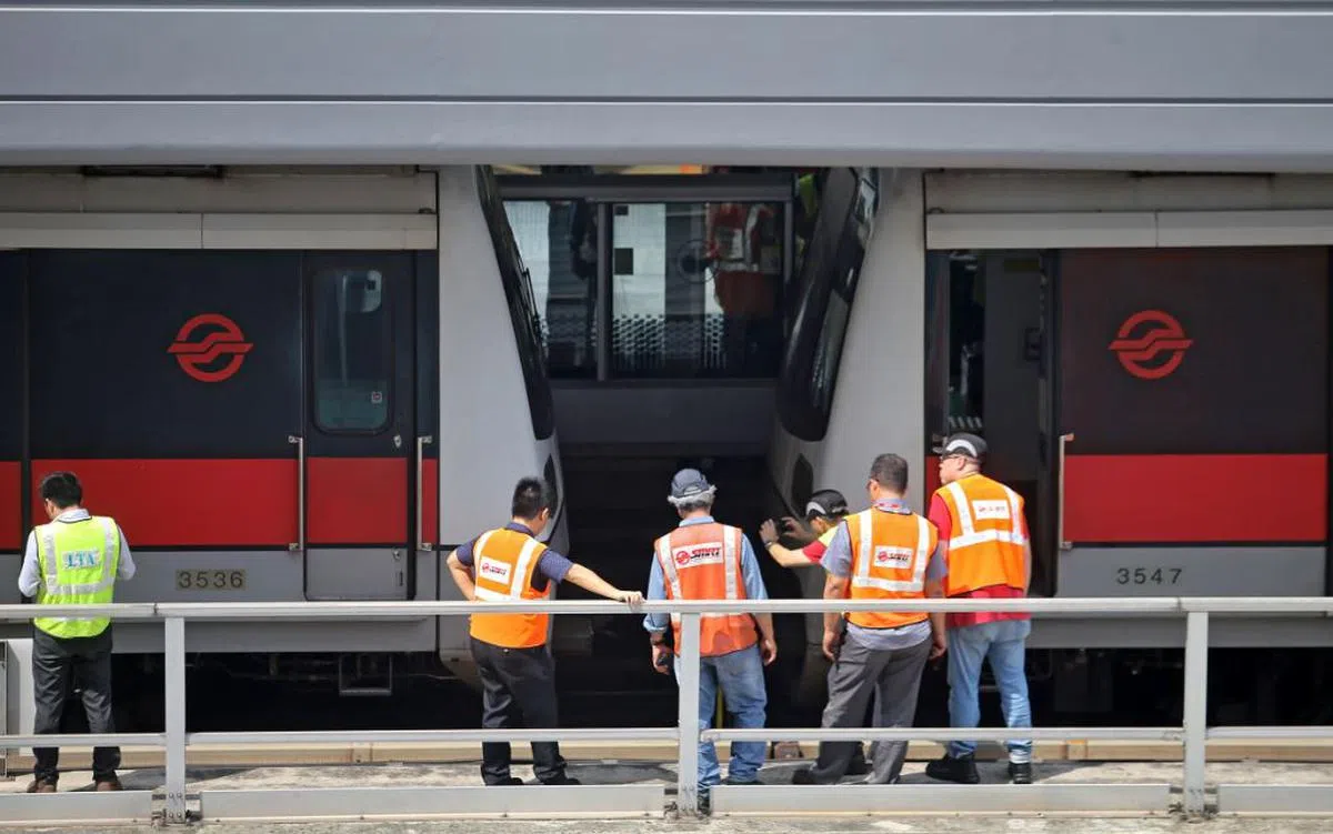  地铁东西线大士西延长线新列车信号系统在2017年11月15日早上繁忙时段出现故障，导致列车错误判断了与前方列车所应保持的安全距离，造成两列列车发生碰撞。（联合早报） 