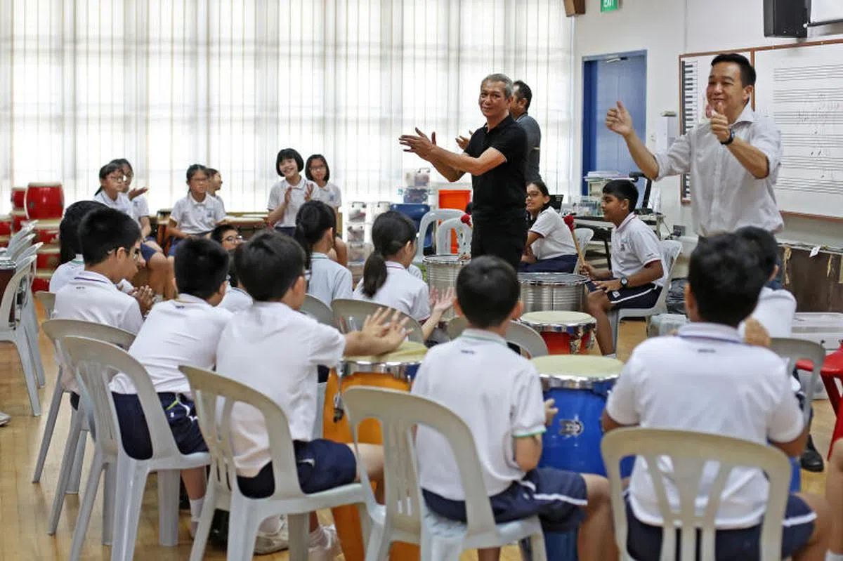 图为乐赛小学小四高才生与非高才生一起上音乐课的情况。（海峡时报）