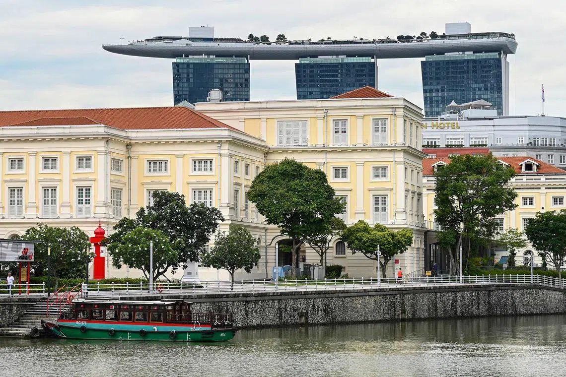 新加坡在疫情告急、民怨高涨下，我们也听到社会精英向普罗大众发出各种忠告。（法新社）