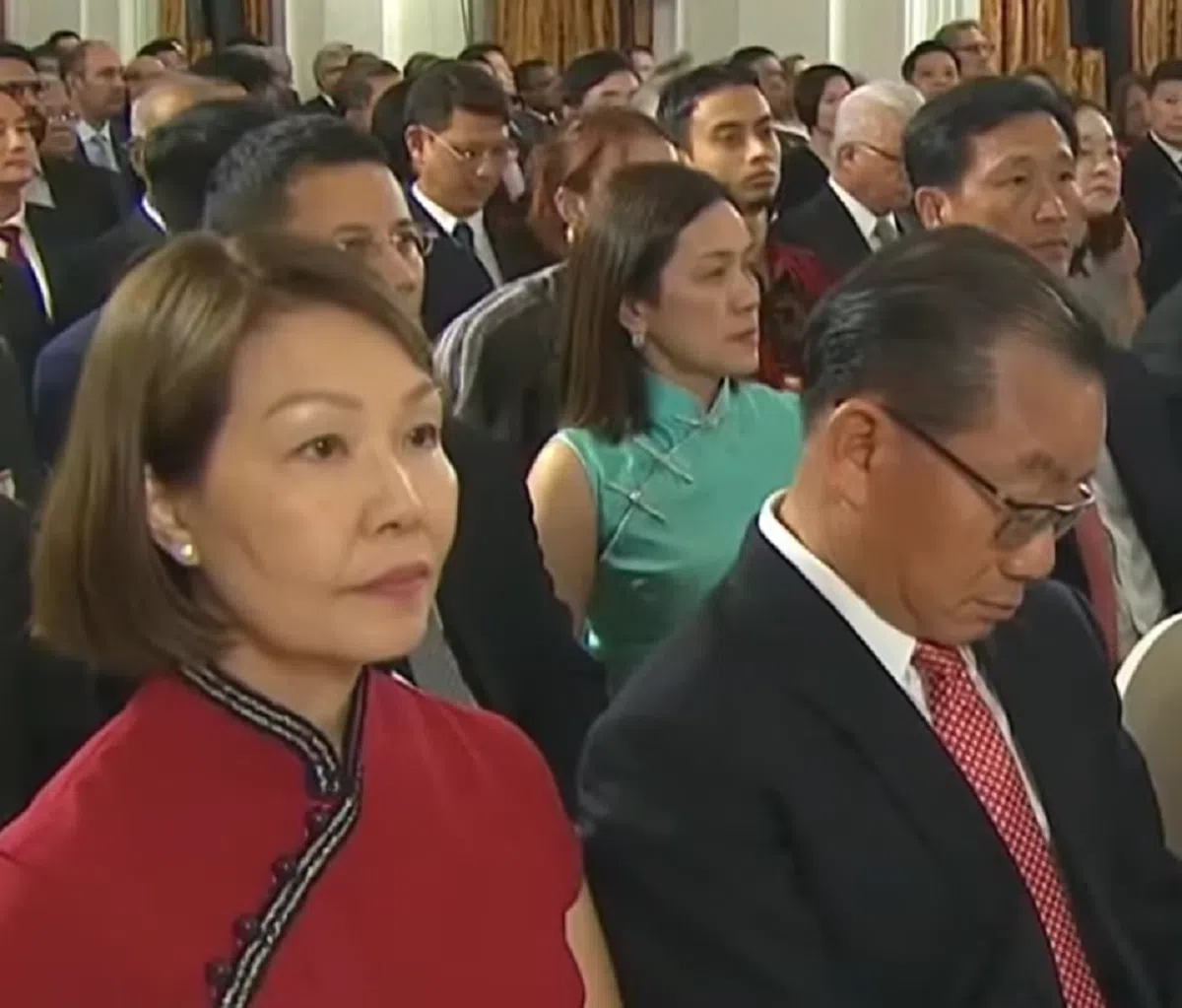 新晋国会议长谢健平（右）与妻子。（亚洲新闻台直播截图）