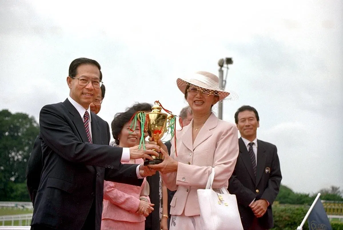 1996年9月22日，王鼎昌总统在武吉知马赛马场为新加坡金杯赛主持颁奖仪式，时代马房马匹“杀到北”夺冠。马房主人叶雪丽从王总统手上接过金杯。（联合早报档案照）