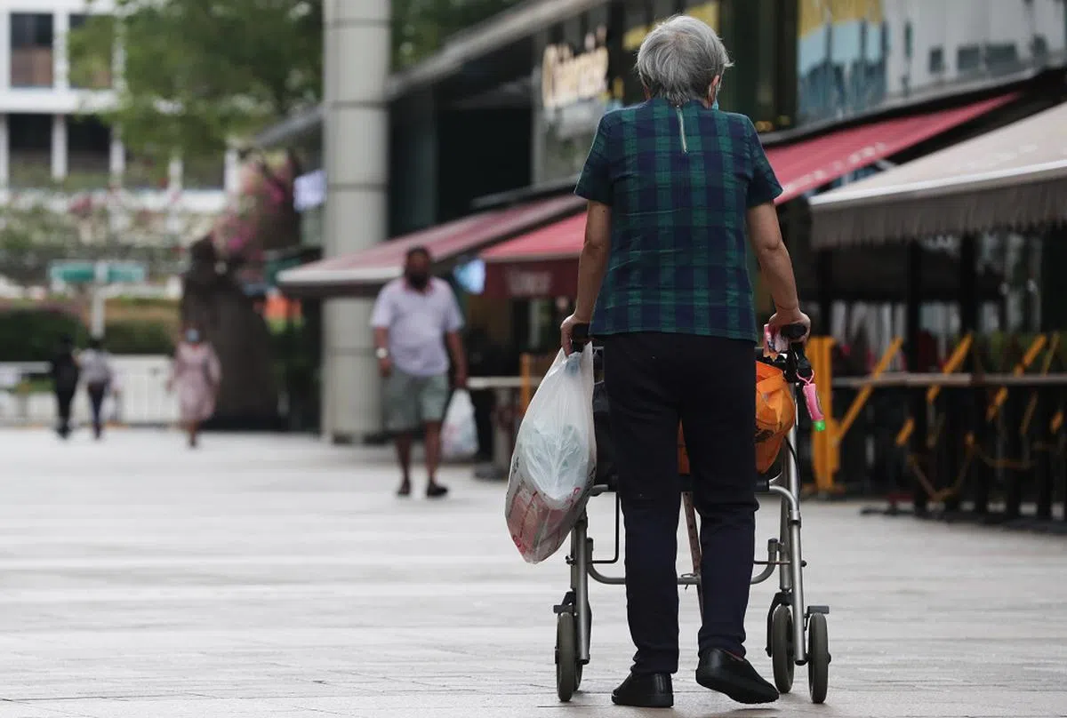 若还有能力外出，就别整天待在家里。（海峡时报）