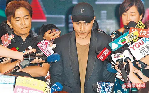 吴宗宪昨天（8月20日）在综艺节目录影前，带着吴睿轩现身道歉，宣布出道23天的儿子退出演艺圈。（苹果日报）