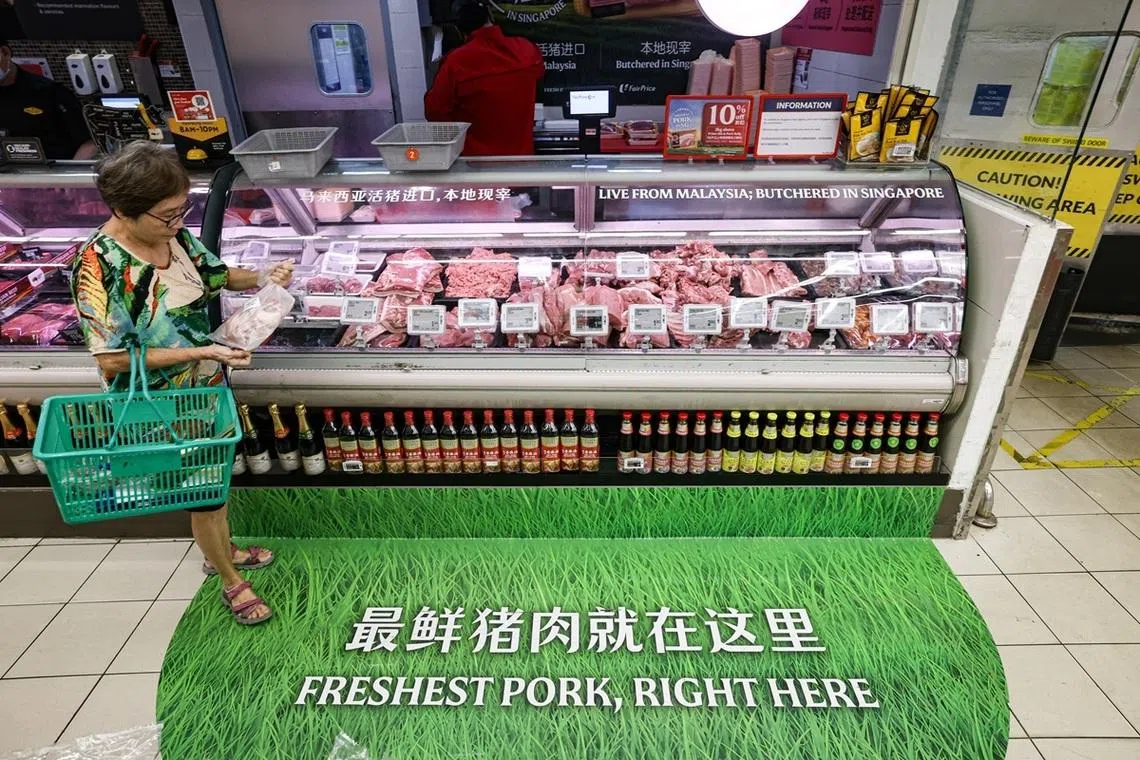 平价超市是我国目前唯一进口活猪、也是本地唯一提供马来西亚鲜猪肉的超市，在全岛163家门市中，有53家设有猪肉档。 