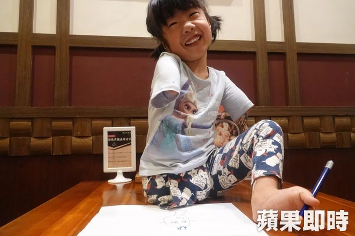  “清淡的话吃鸡腿，吃重口味的话就是鸭血肥肠!” 听了小老板那么认真可爱的推荐，你还能不点餐吗？（苹果日报 台湾） 