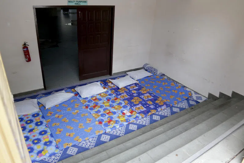 S3Ps为无家可归者提供夜间休息的庇护空间，并配备基本设施，如床垫、储物柜、充电点和淋浴设施。