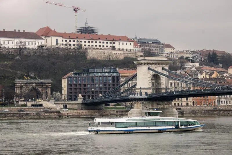 布达佩斯夫的塞切尼链桥。