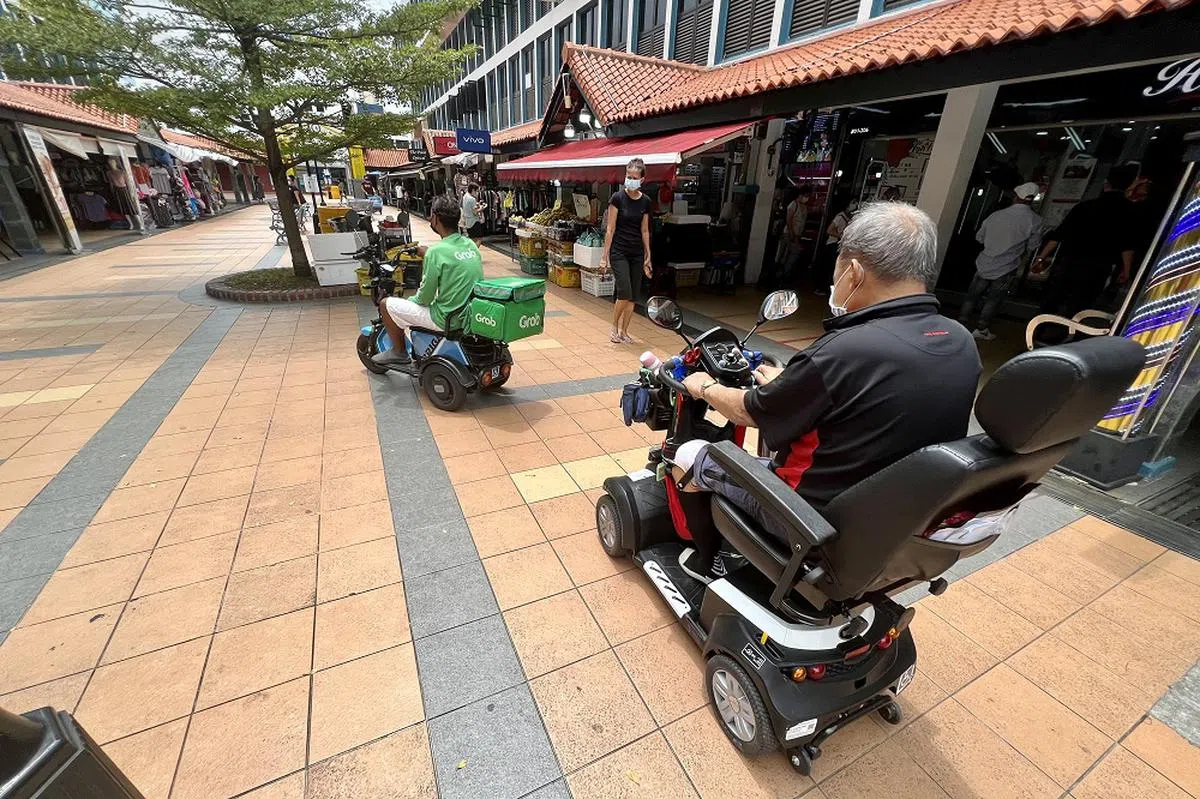 在邻里商店也经常看到使用行动辅助工具的年长者和送餐员。（联合早报）