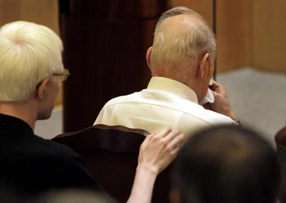  建国总理李光耀夫人柯玉芝于2010年10月2日在家中逝世。在葬礼上，李光耀一度悲伤的用手巾轻拭鼻子，李显龙总理的长子李毅鹏（后）把双手轻放在祖父李资政的肩上给予宽慰。（海峡时报） 