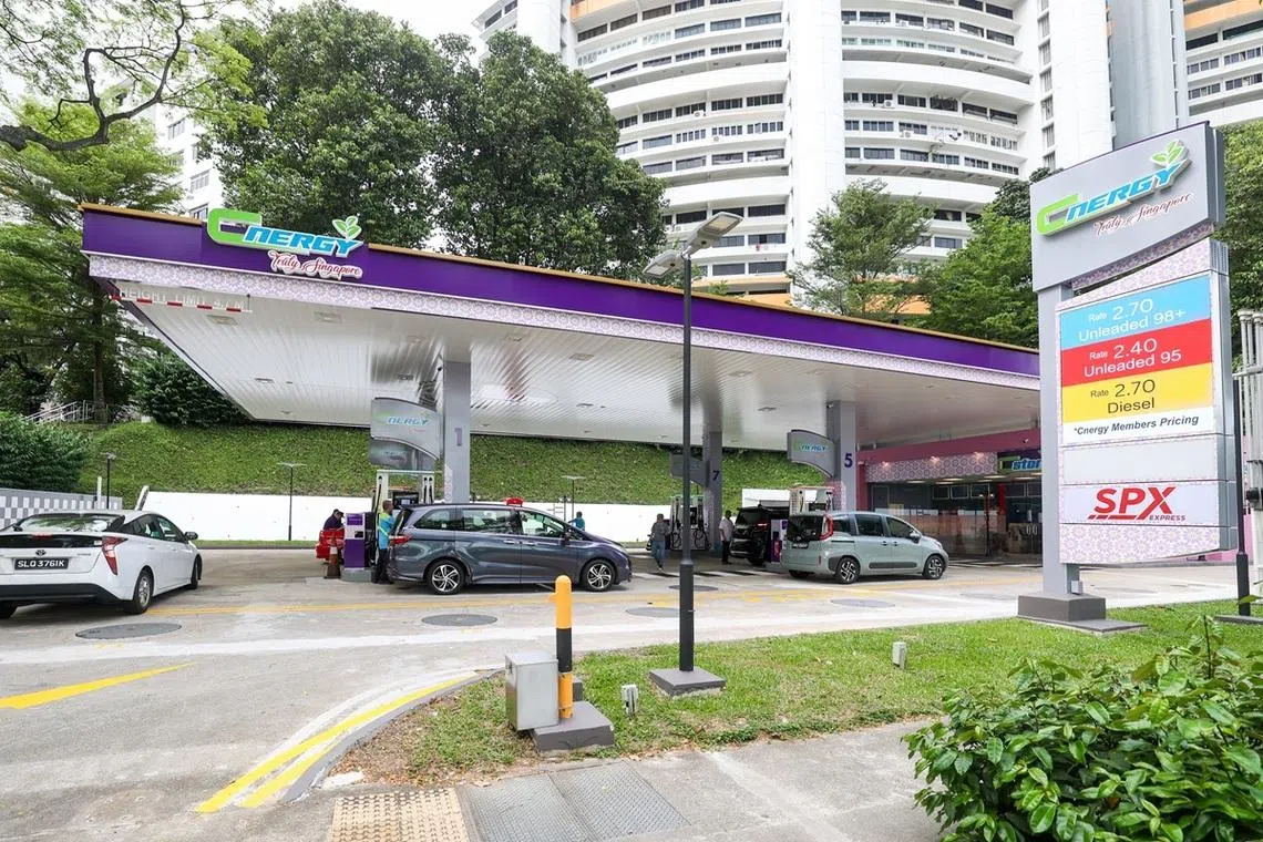 汽油涨价，似乎不影响汽油需求，油站前排队添油的车辆仍络绎不绝。