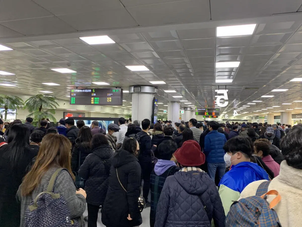 韩国济州国际机场人潮涌动。（联合早报）