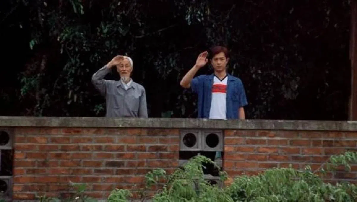 跟我们打手势的老伯虽然没有电影中的古天乐（右）那么帅，阴森程度却是有过之而无不及。（互联网）