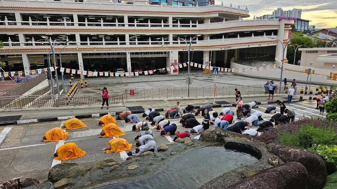 光明山普觉禅寺6月1日傍晚5点30分开始举办一年一度的盛事三步一拜。（梁麒麟摄）