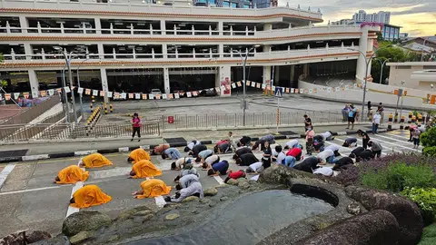 光明山普觉禅寺6月1日傍晚5点30分开始举办一年一度的盛事三步一拜。（梁麒麟摄）