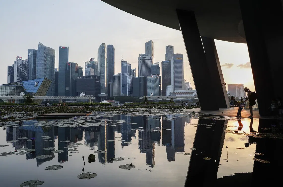 一项学术调查显示，新加坡人对政府防疫工作的满意程度一度跌至60%以下。（海峡时报）