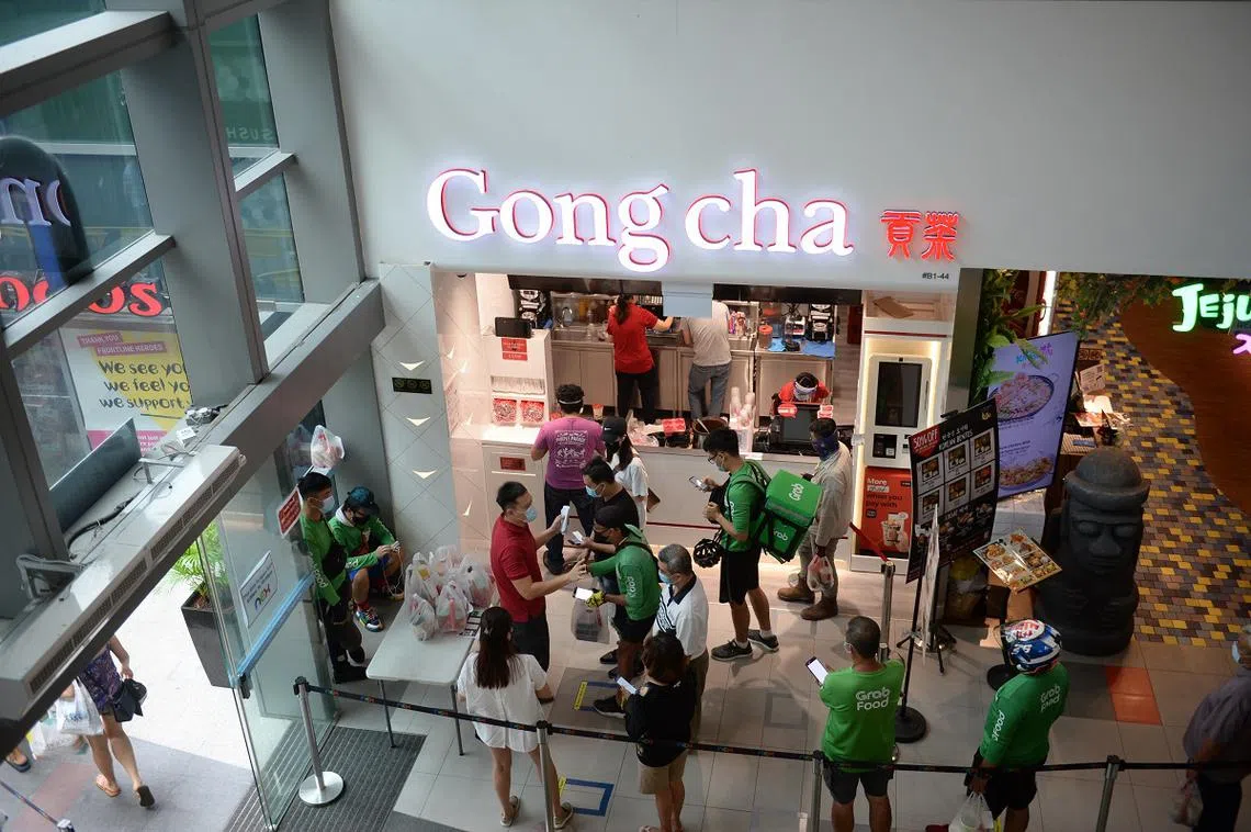 2020年5月23日，贡茶位于实龙岗nex购物中心的分店于早上11时开始营业后，短短30分钟内已有约30名送餐员排队等候。（联合早报）