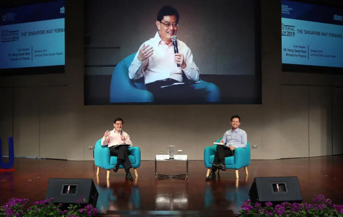  财政部长王瑞杰（左）昨天在南洋理工大学常年部长论坛上，与学生进行约一个半小时的对话，右为论坛主持人南洋理工大学学生会会长林勋谦。（联合早报） 