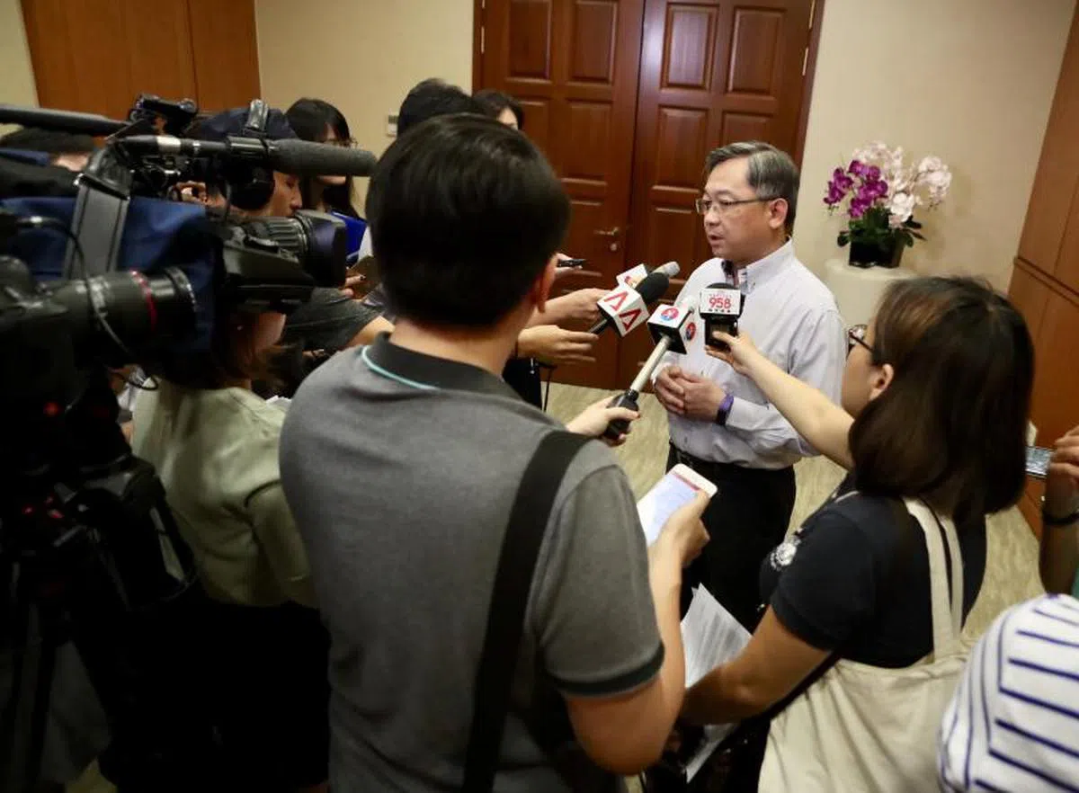 卫生部昨天立刻召开记者会交代事情，连部长颜金勇也出来道歉。（联合早报） 