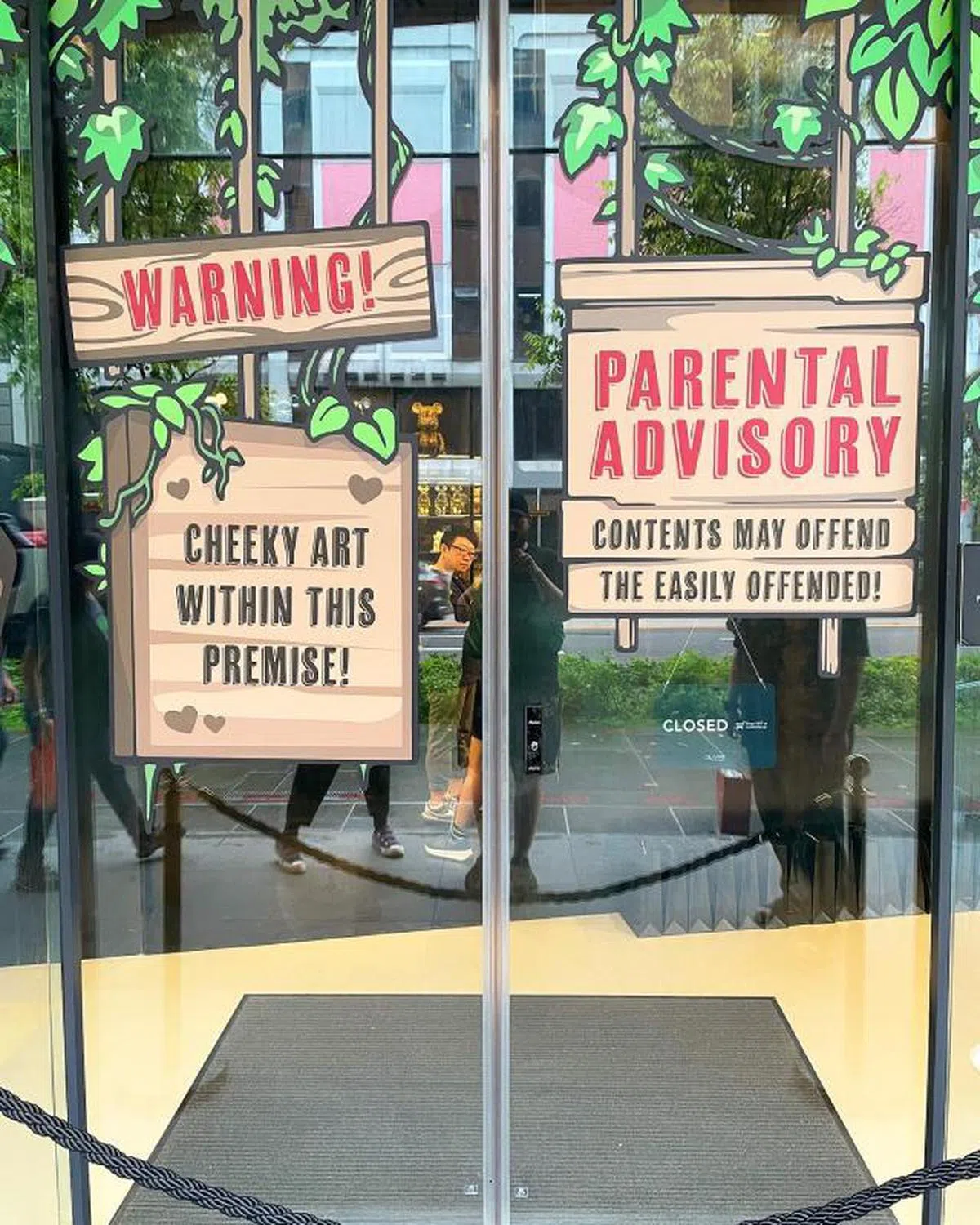 店门的警告标语。（Juce Gace）