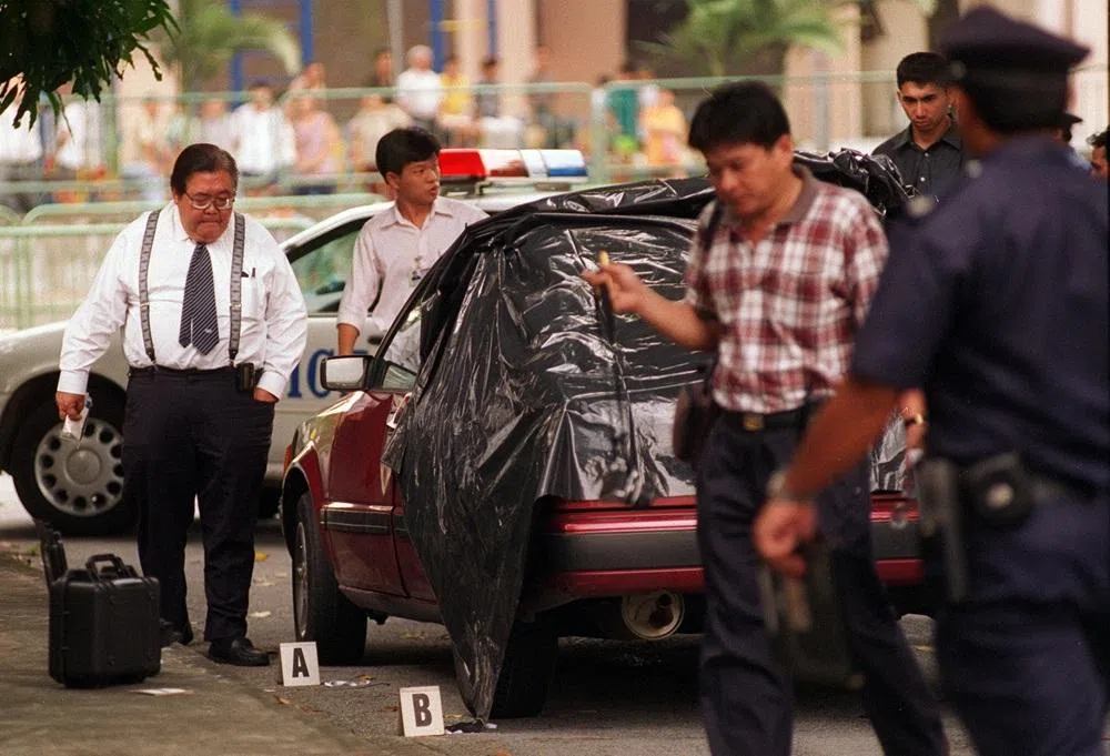 赵自成教授（左一）在1998年抵达马里士他路一带的案发现场。