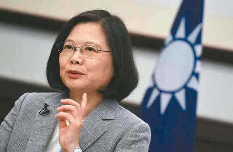 台湾总统蔡英文谈及“假新闻”时表示，网络上不实消息透过通讯软体或社群网站传播，严重扭曲政策及政府本意，也影响到政府与社会之间的信赖。（互联网）