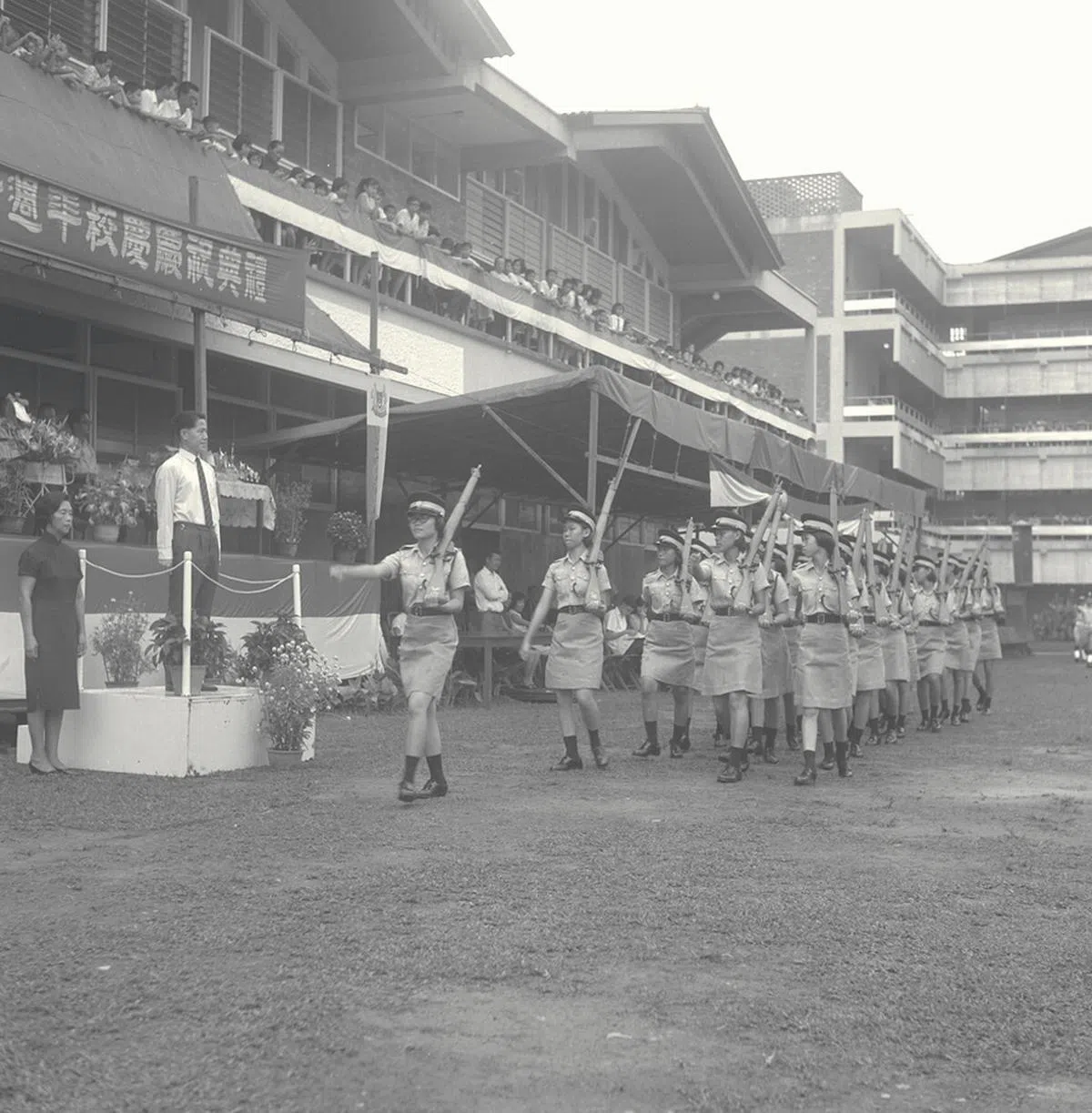  华义中学在1967年庆祝校庆活动。（海峡时报） 