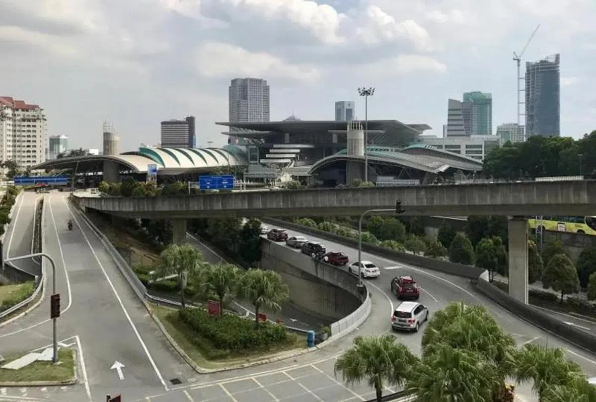  原本是马国客工的失业大军占柔佛失业人数过半。图为新山关卡。（马来邮报） 