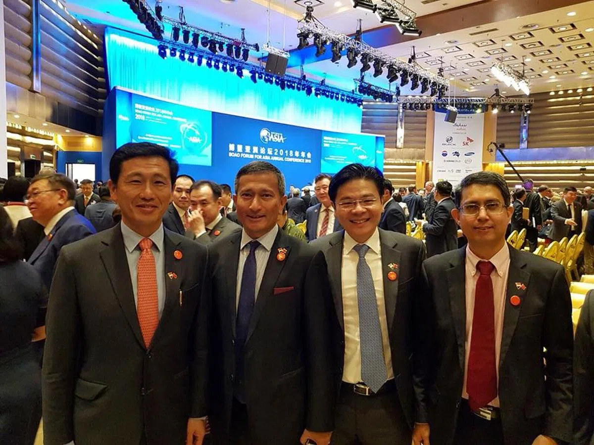  这次陪同李总理访华的部长和官员包括：（左起）王乙康、维文、黄循财和费绍尔。 （王乙康面簿） 