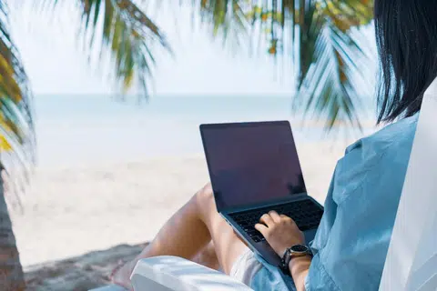 自2019年起，超过20个国家已推出“数码游牧民”方案，允许旅客旅居当地之余也能远程办公。（iStock）