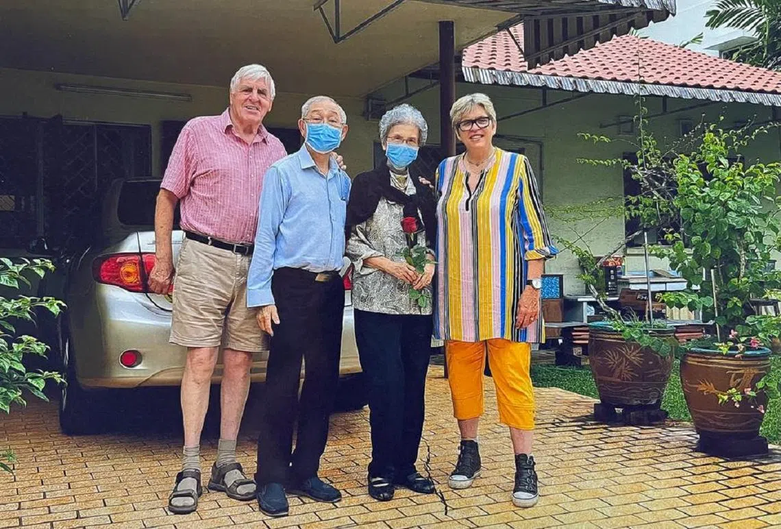 David Line（左一）和女儿Andrea（右一）与当年房东的女儿黄懿（右二）及女婿陈方（左二）在屋子前合影。（受访者提供）