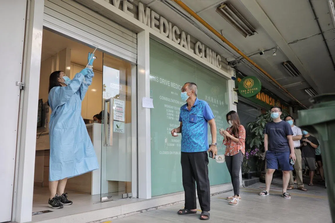 位于沈氏道（Sims Drive）的Sims Drive诊所在早上8点半开门营业时，门外已有人龙等候多时。（海峡时报）