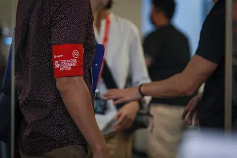 安全距离执法人员（safe distancing enforcement officers）正在执勤。（联合早报）