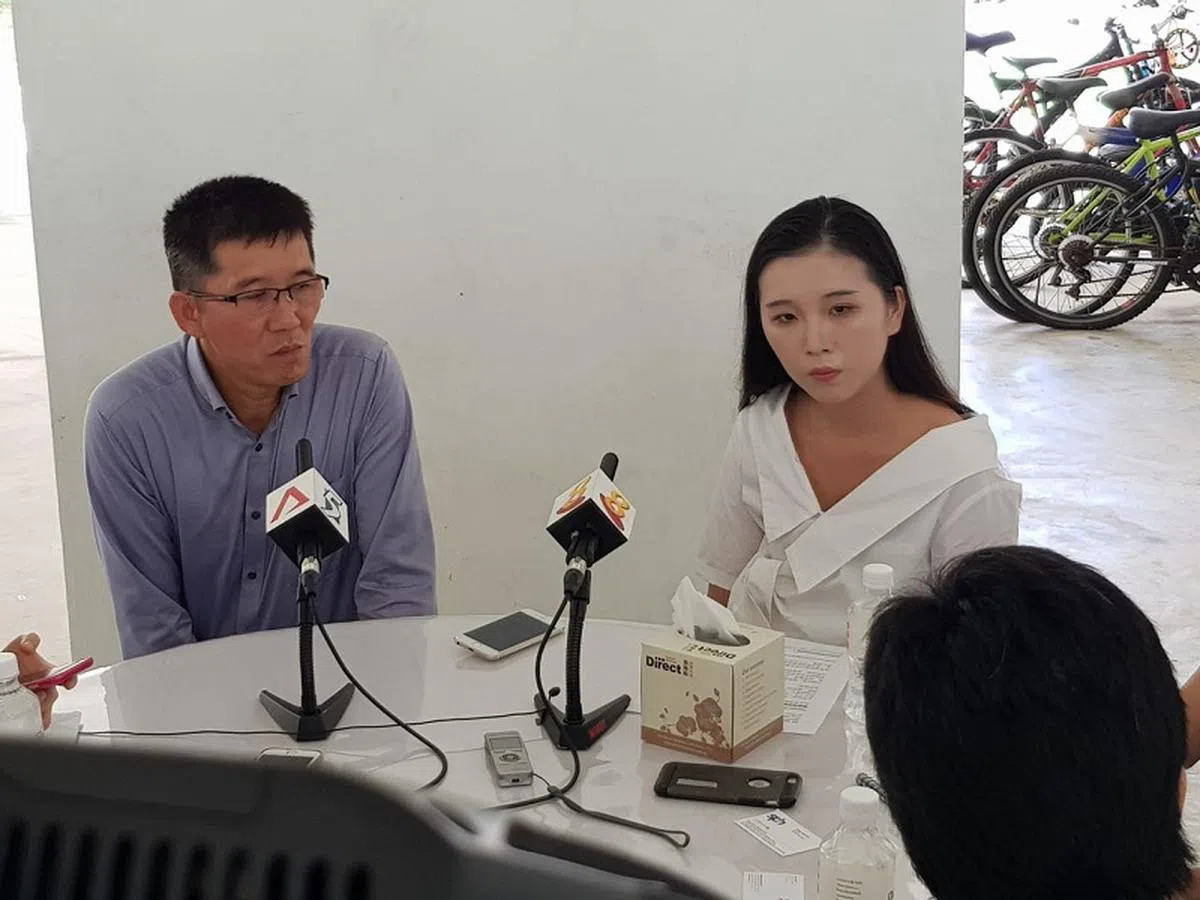  刘爸爸（52岁）与二女儿刘虹（24岁）在记者会上强忍着悲恸，冷静地接受媒体采访。（新明日报） 
