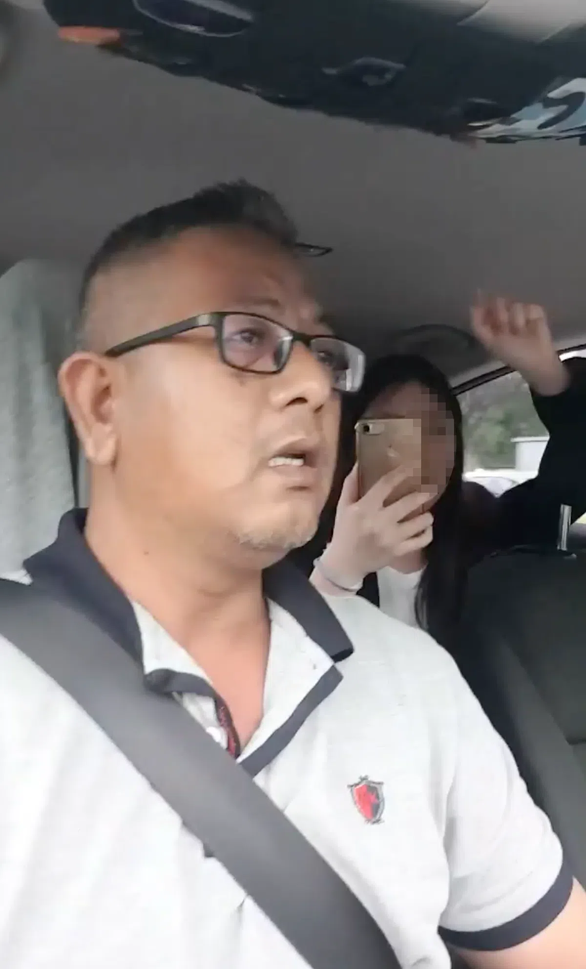  女乘客用手机拍摄司机。（截自视频） 