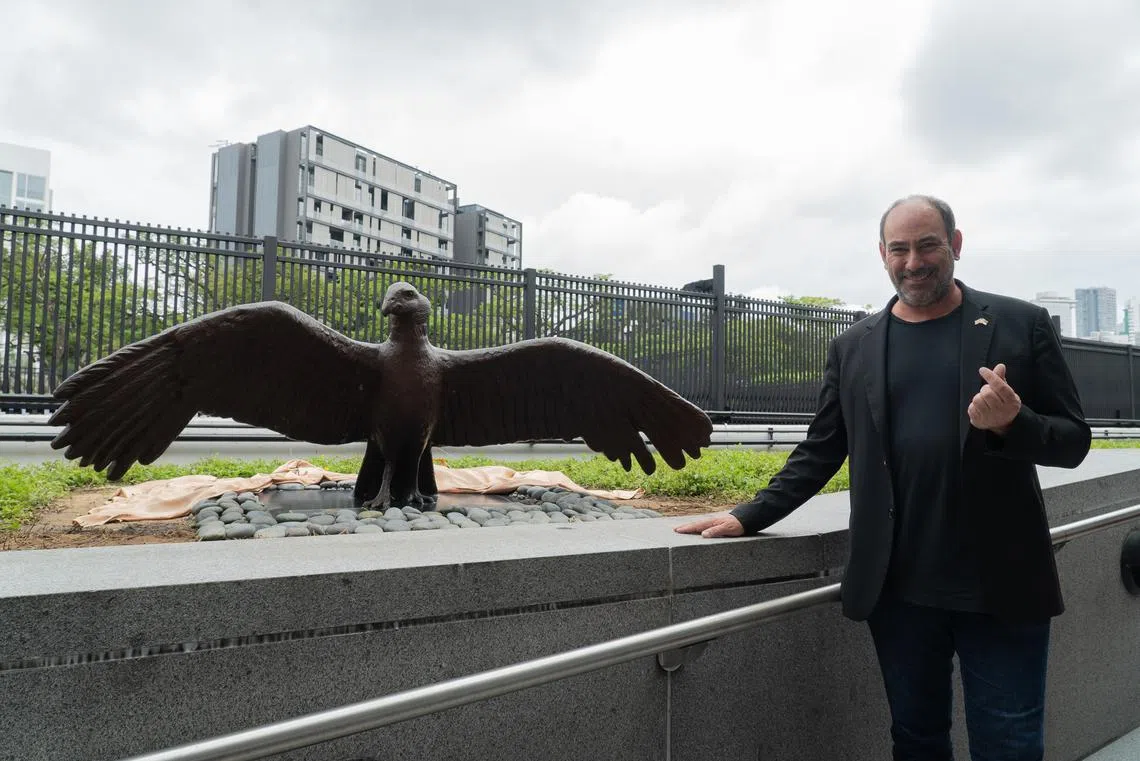 即将结束任期的美国驻新加坡大使卡普兰，临别前赠送象征美国保育决心和大自然韧力的加利福尼亚州秃鹰雕像，给他任职了三年的使馆。（美国驻新加坡大使馆脸书）