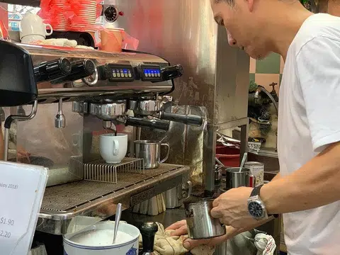 位于黄金熟食中心的Kopi More是最早将浓缩咖啡机带入小贩中心的档口之一。（叶孝忠摄）