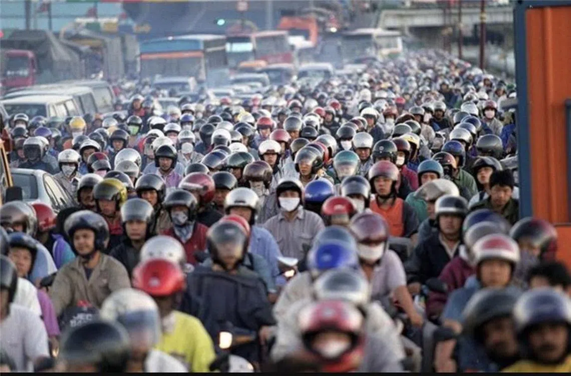 舟车劳顿是马国劳工无法逃避的生活课题。（互联网）