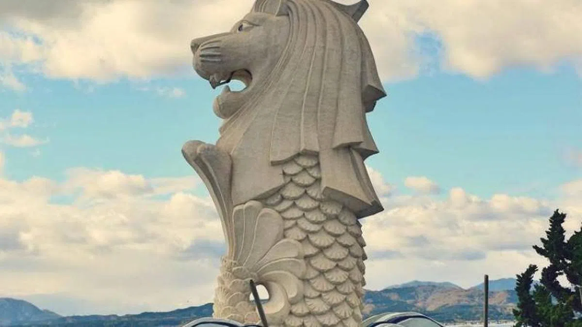  乍一看，这只和滨海湾那一只有差meh？仔细一看才发现，背景中的白云低飘，远处的山脉跌宕起伏，怎么会是新加坡呢。（互联网） 