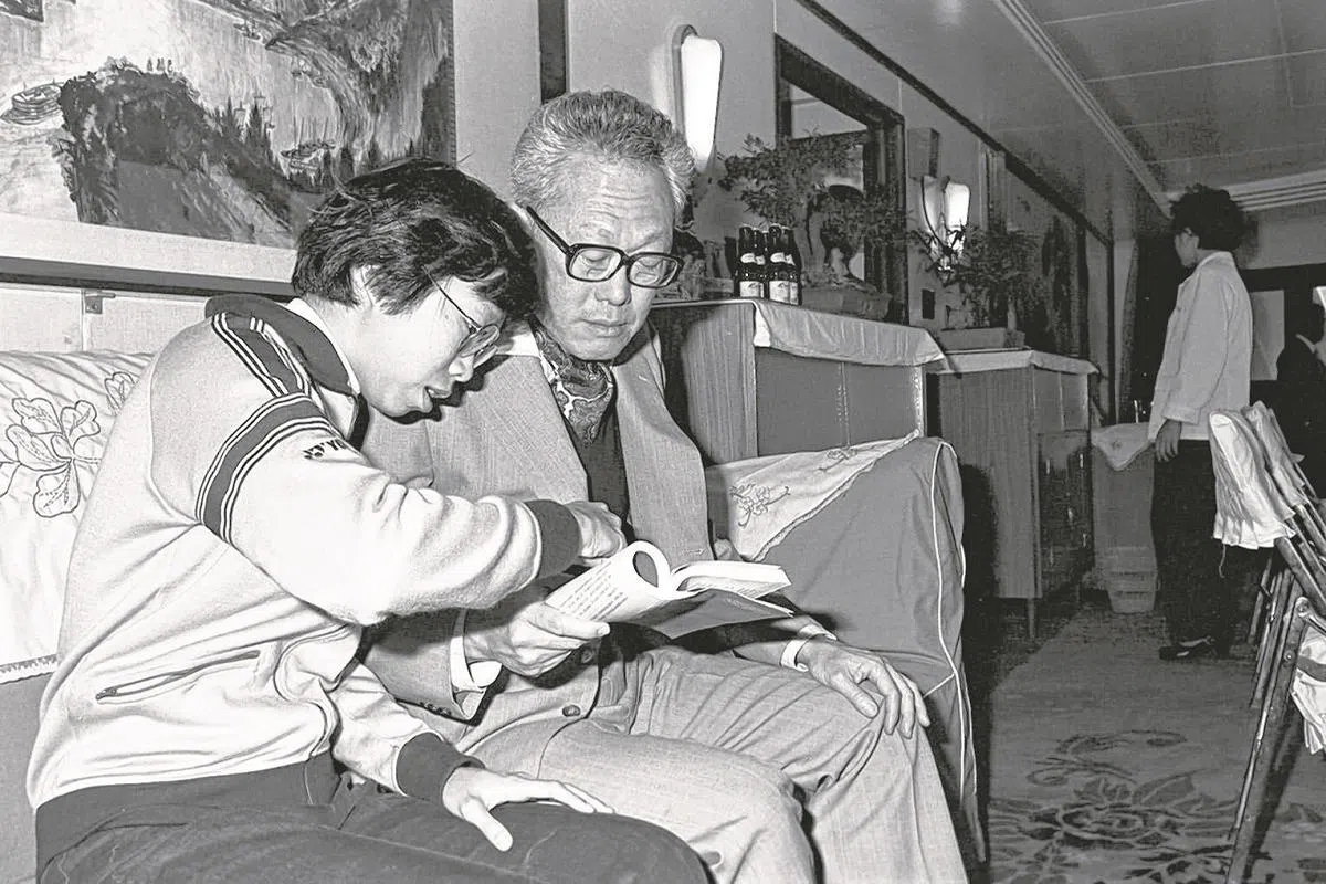 李光耀于1980年第二次访问中国，女儿李玮玲医生与父亲同游长江三峡。（联合早报）