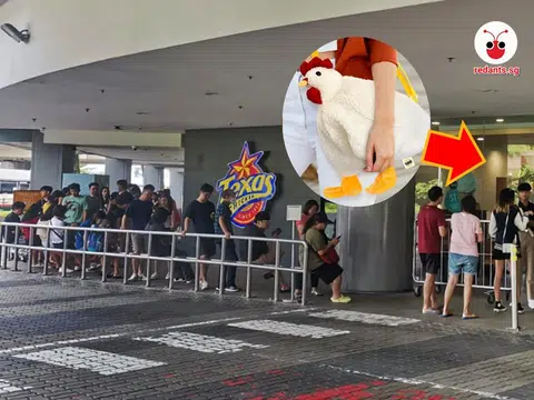 德州炸鸡门店外大排长龙，顾客都等着购买套餐免费领取附送的母鸡斜肩包。（新明日报/德州炸鸡脸书）