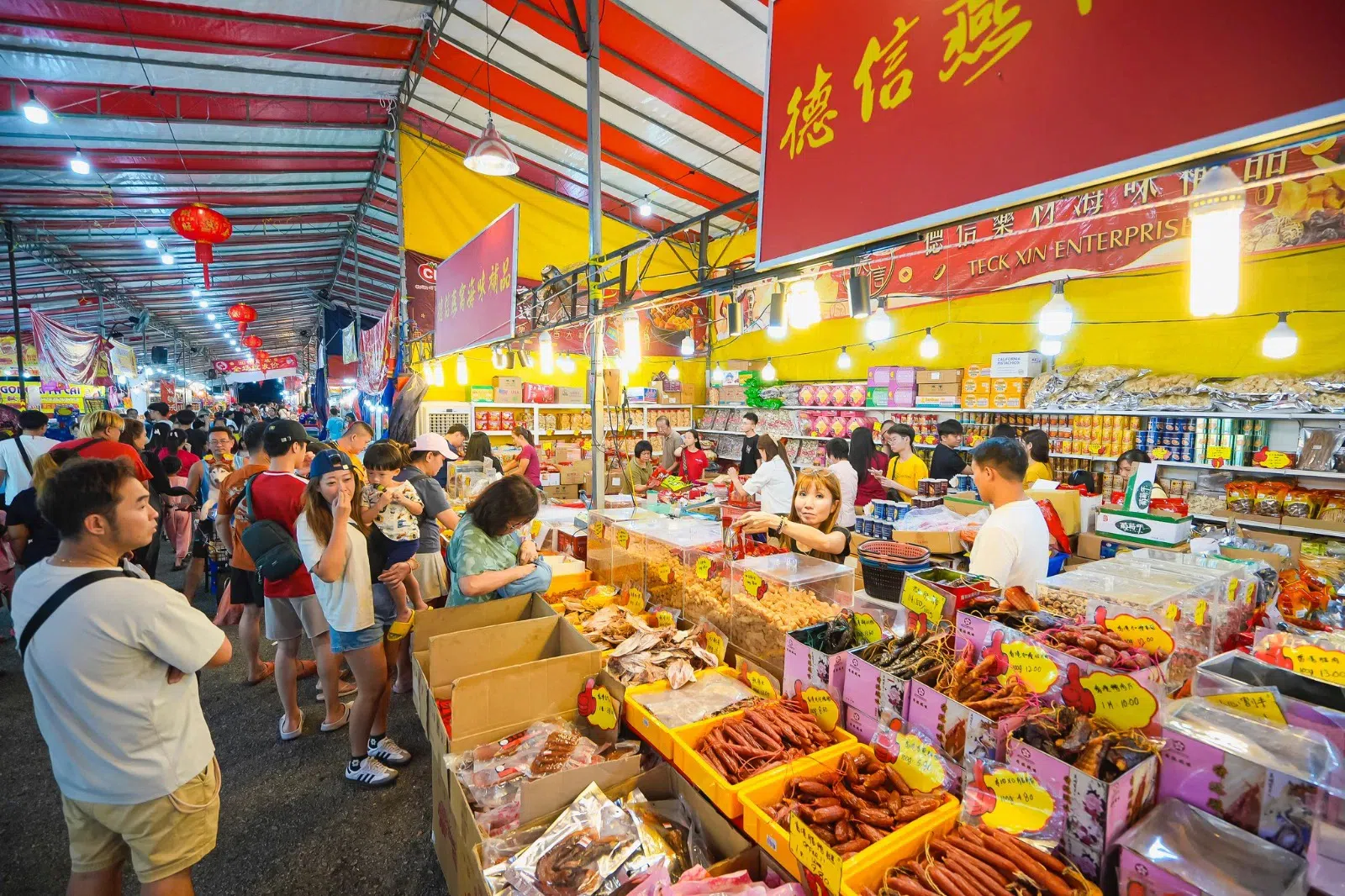 新山的年货市场每年都迎来不少新加坡顾客。