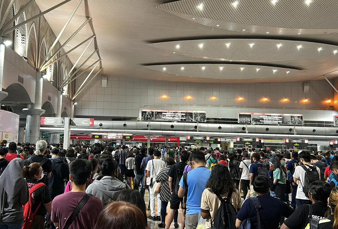 在新山苏丹依斯干达大厦排队等候通关的人龙。（取自脸书）