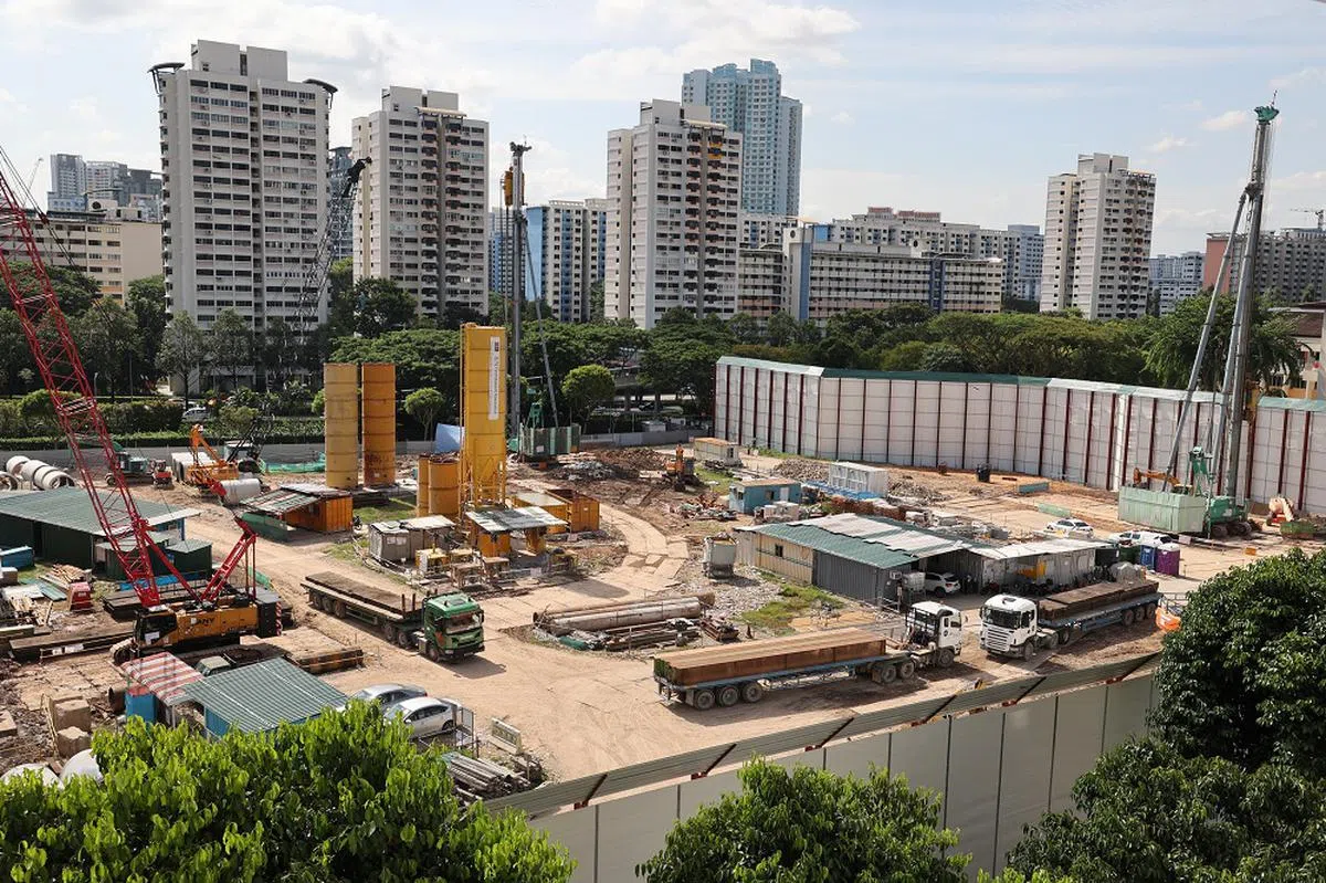 2022年，陶纳路预购组屋Towner Residences建筑工地挖出一枚二战炸弹，警方立即封锁工地和附近的行人天桥。（新明日报）