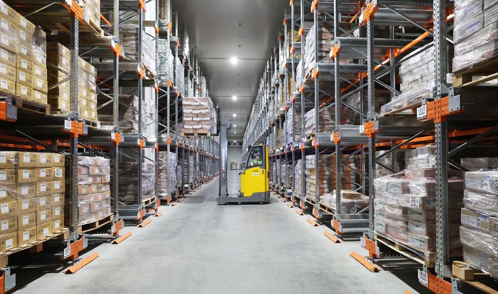 图中的冷藏库除了用于储存客户的产品，也旨在支持食品局的食品库存策略，主要储存鸡肉等肉类食品，温度控制在零下约20摄氏度。