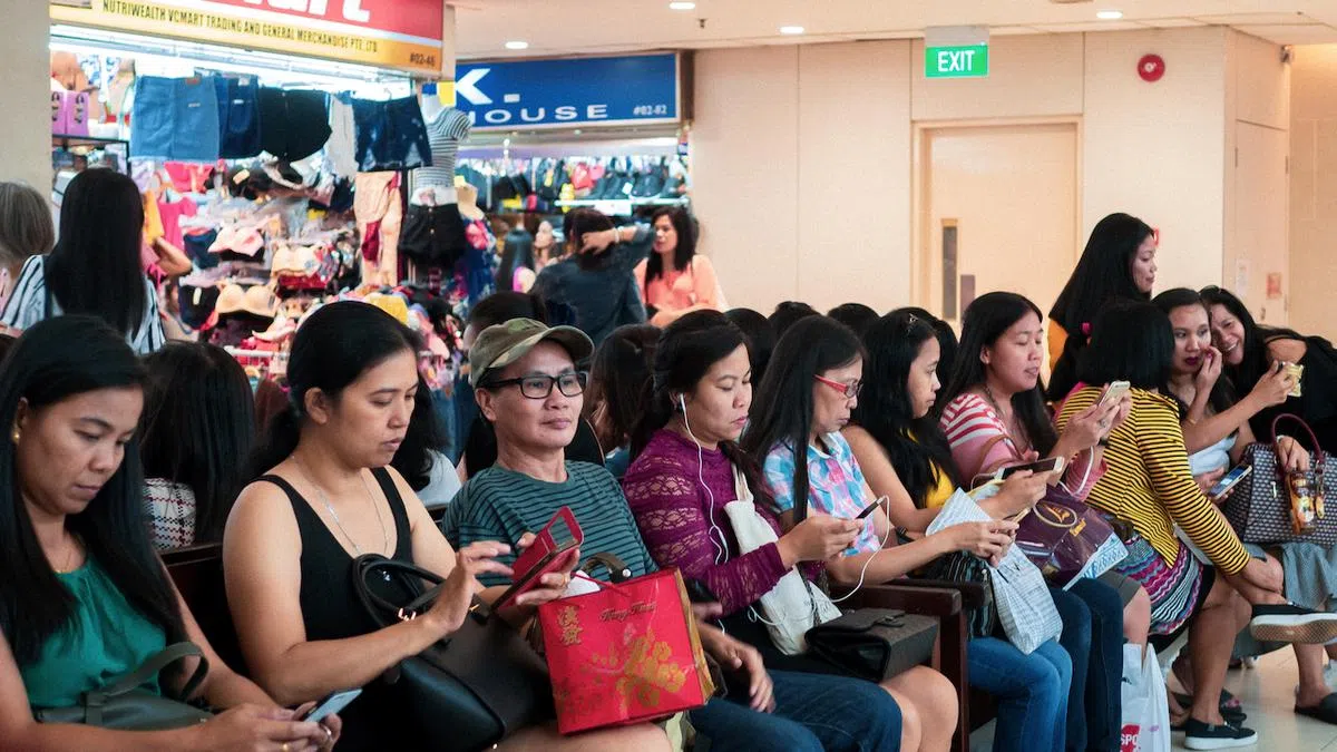  幸运商业中心座椅坐满了人。（Rice Media） 