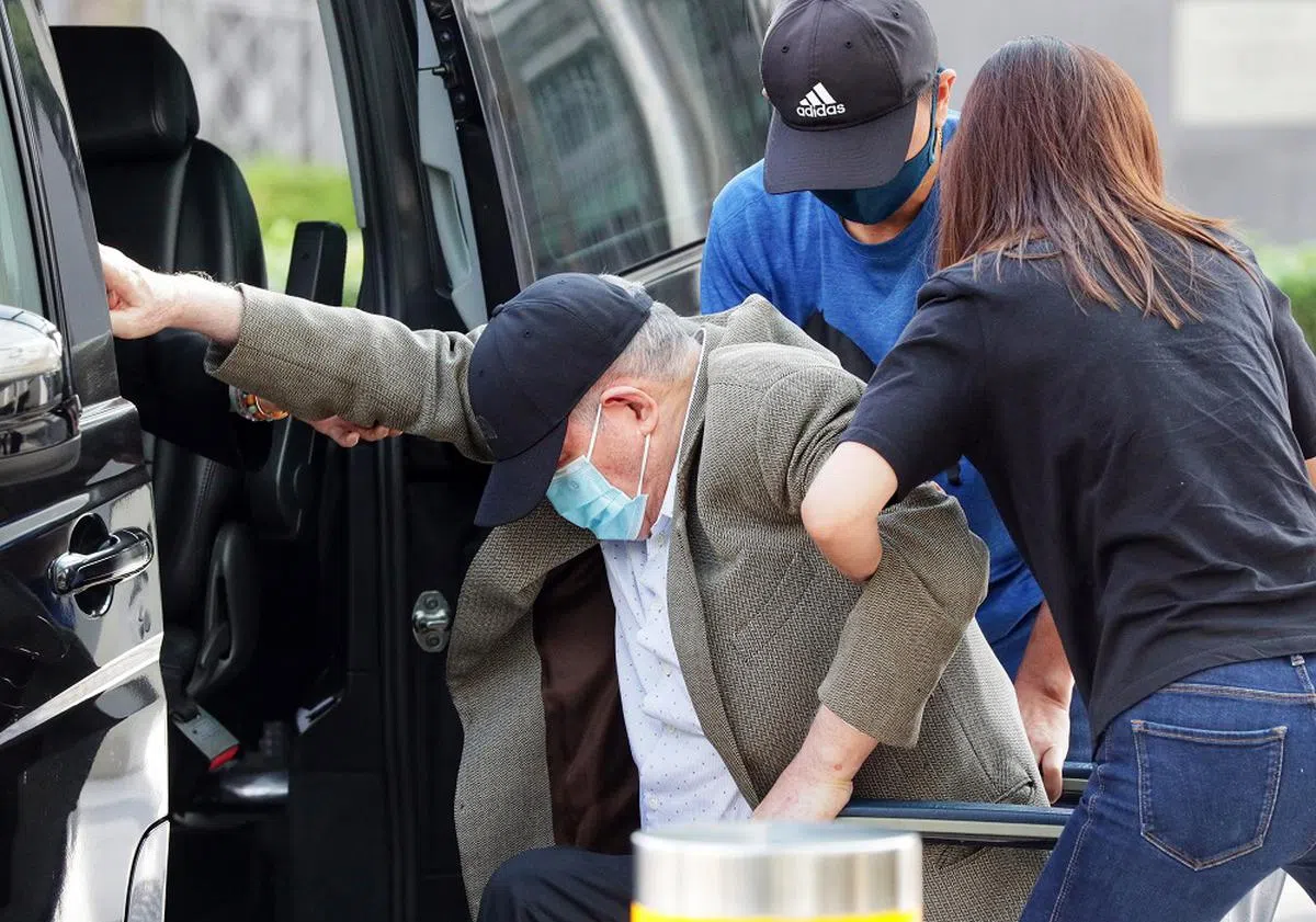 上车都需要两人搀扶，在牢里谁来扶一把？（海峡时报）