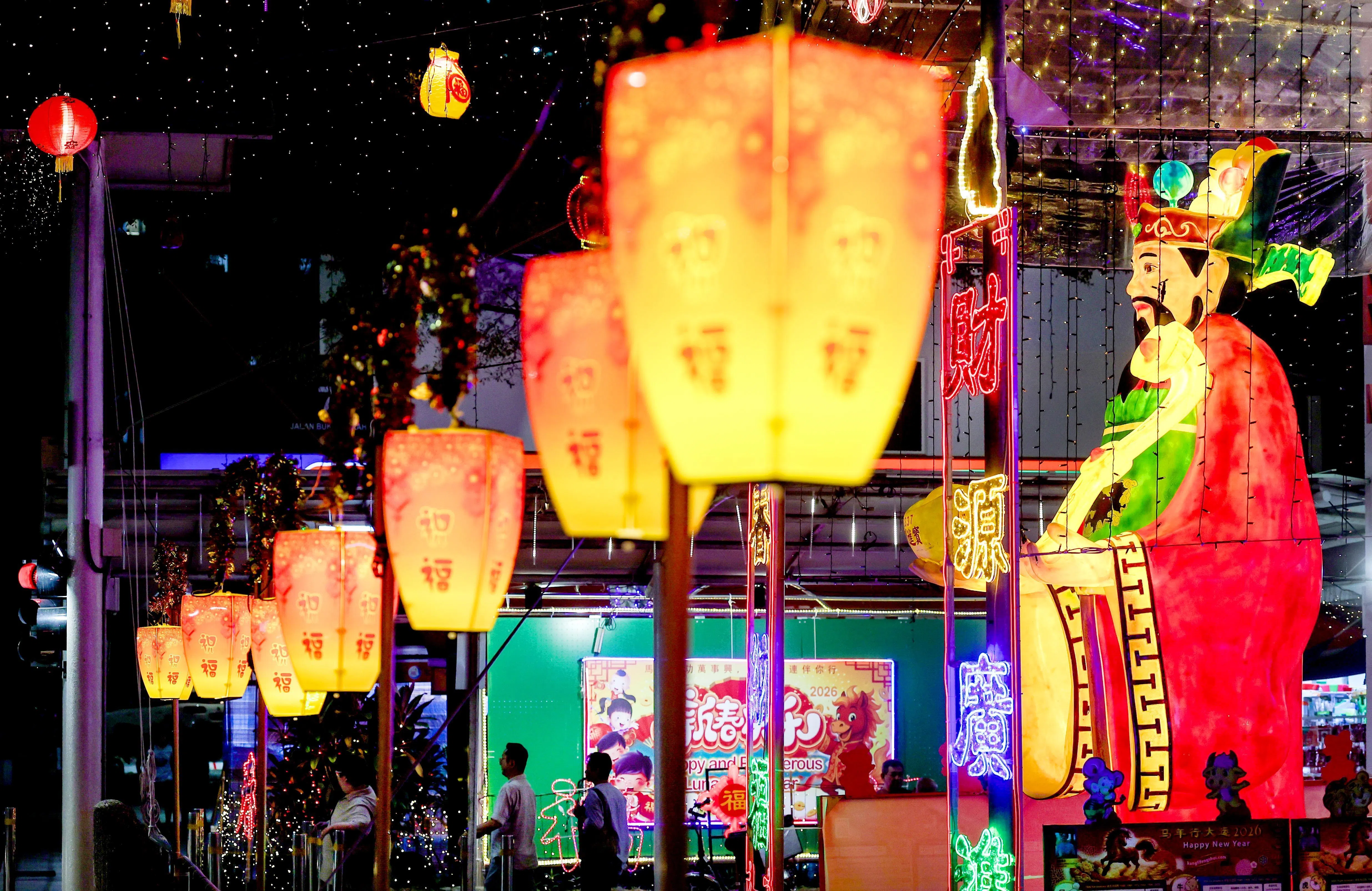 新加坡邻里农历新年的财神爷装饰。