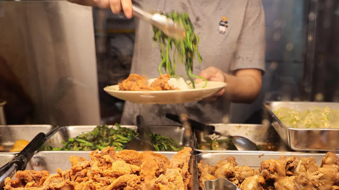 本地食谱作者说，在新加坡的小贩美食中，蔬菜的分量“简直荒谬”。（联合早报）