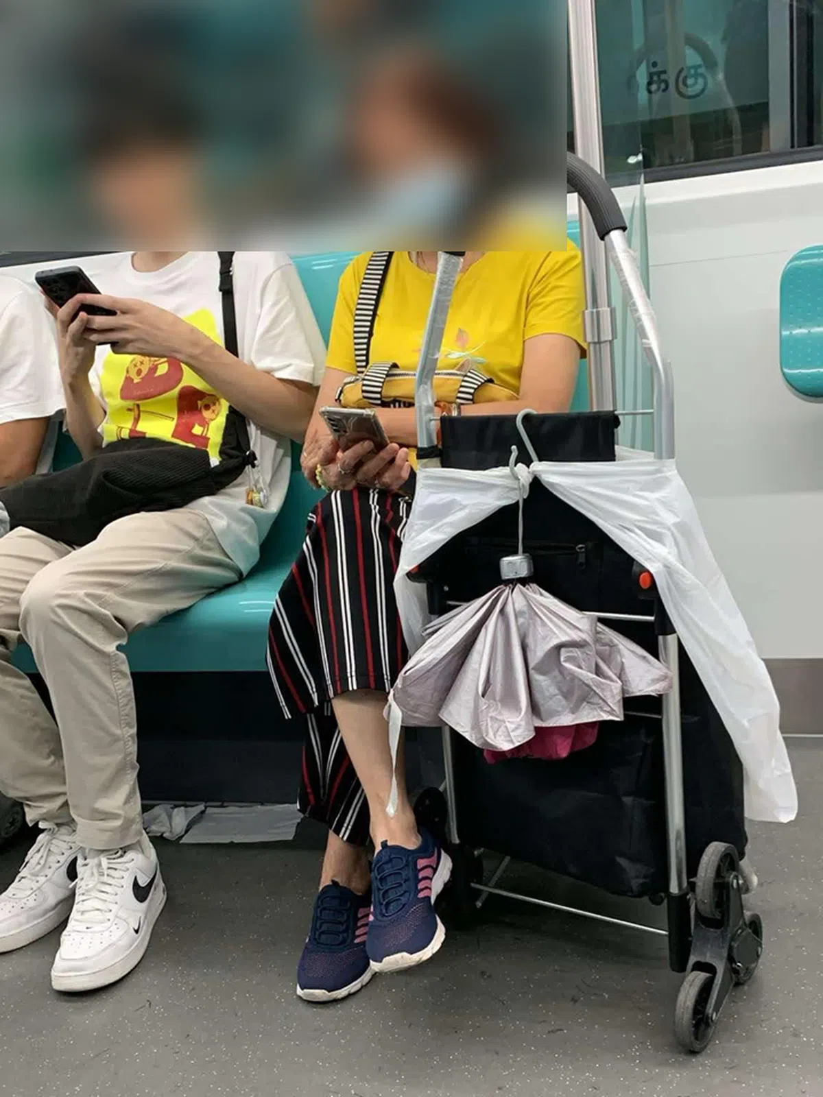 年老妇人已睡着，手机却大声开着。（作者提供）