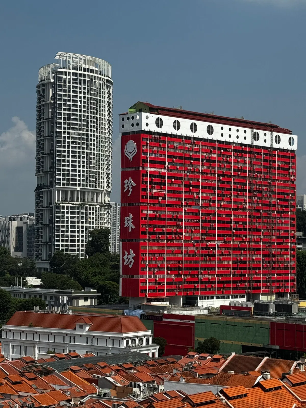 珍珠坊的外墙刷成红色后，虽然乍看之下还不太习惯，却似乎与周边的店屋砖瓦屋顶颜色更为和谐。（红蚂蚁摄）